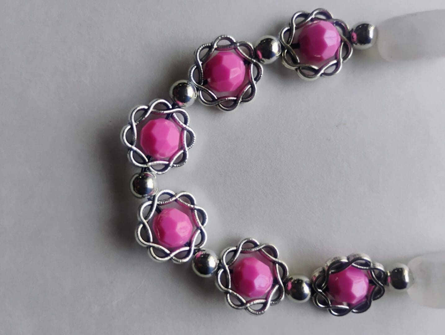 Pink rose twisted bead frame necklace - Image 3